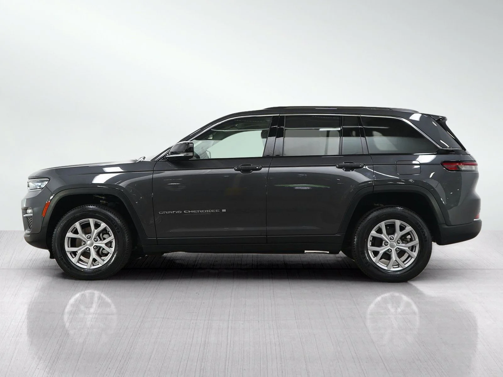 Used 2022 Jeep Grand Cherokee Limited with VIN 1C4RJHBGXN8528067 for sale in Burnsville, Minnesota
