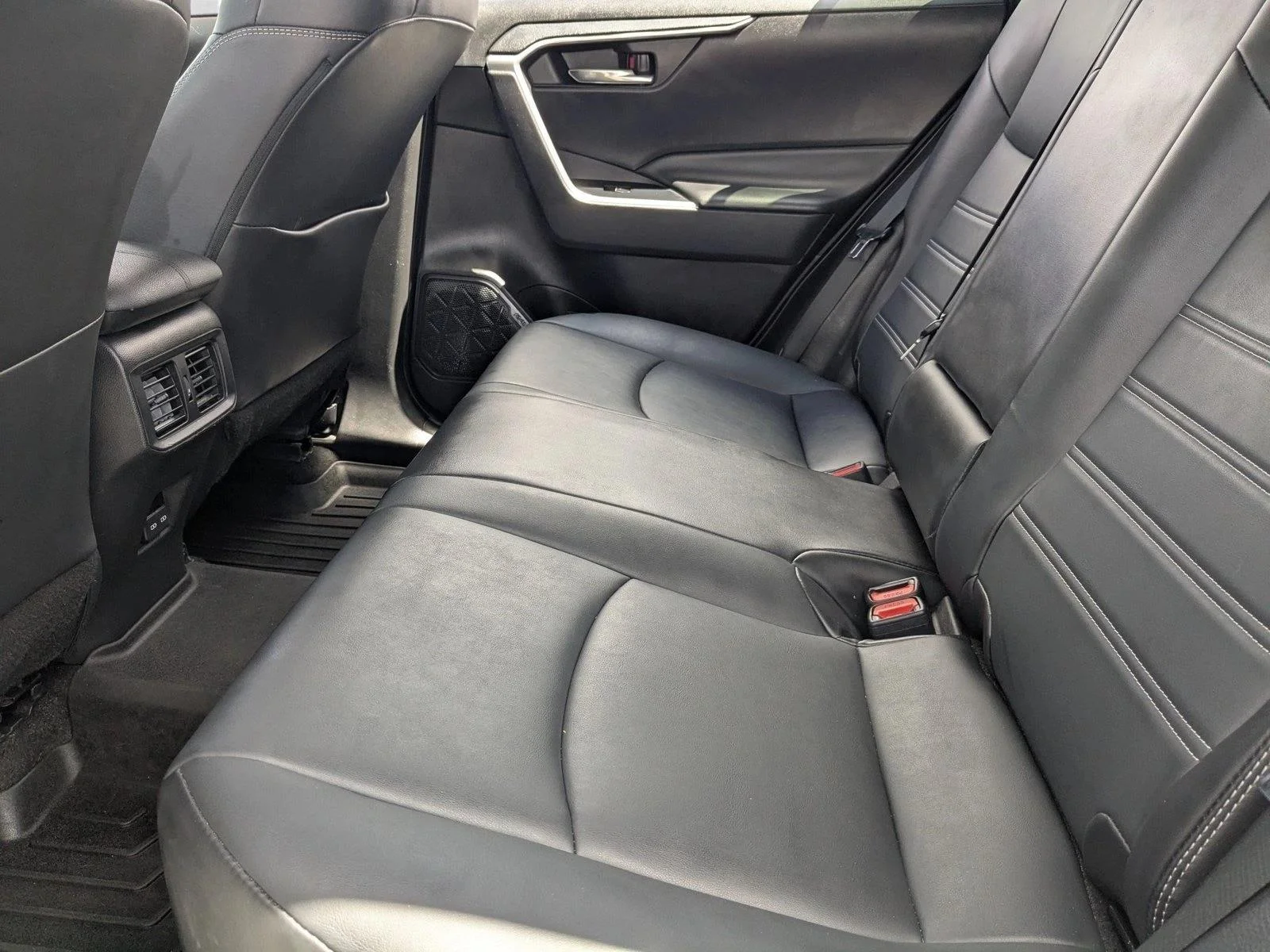 Used 2023 White Toyota XLE Premium image 17