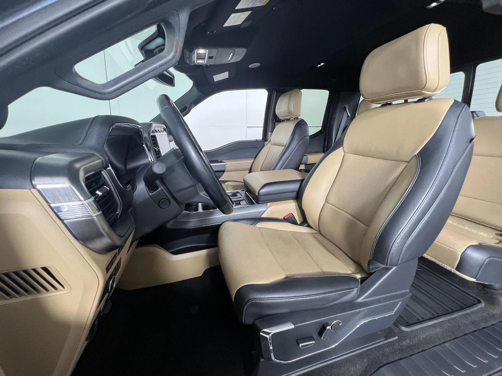 Used 2022 Smoked Quartz Metallic Tinted Clearcoat Ford LARIAT image 2