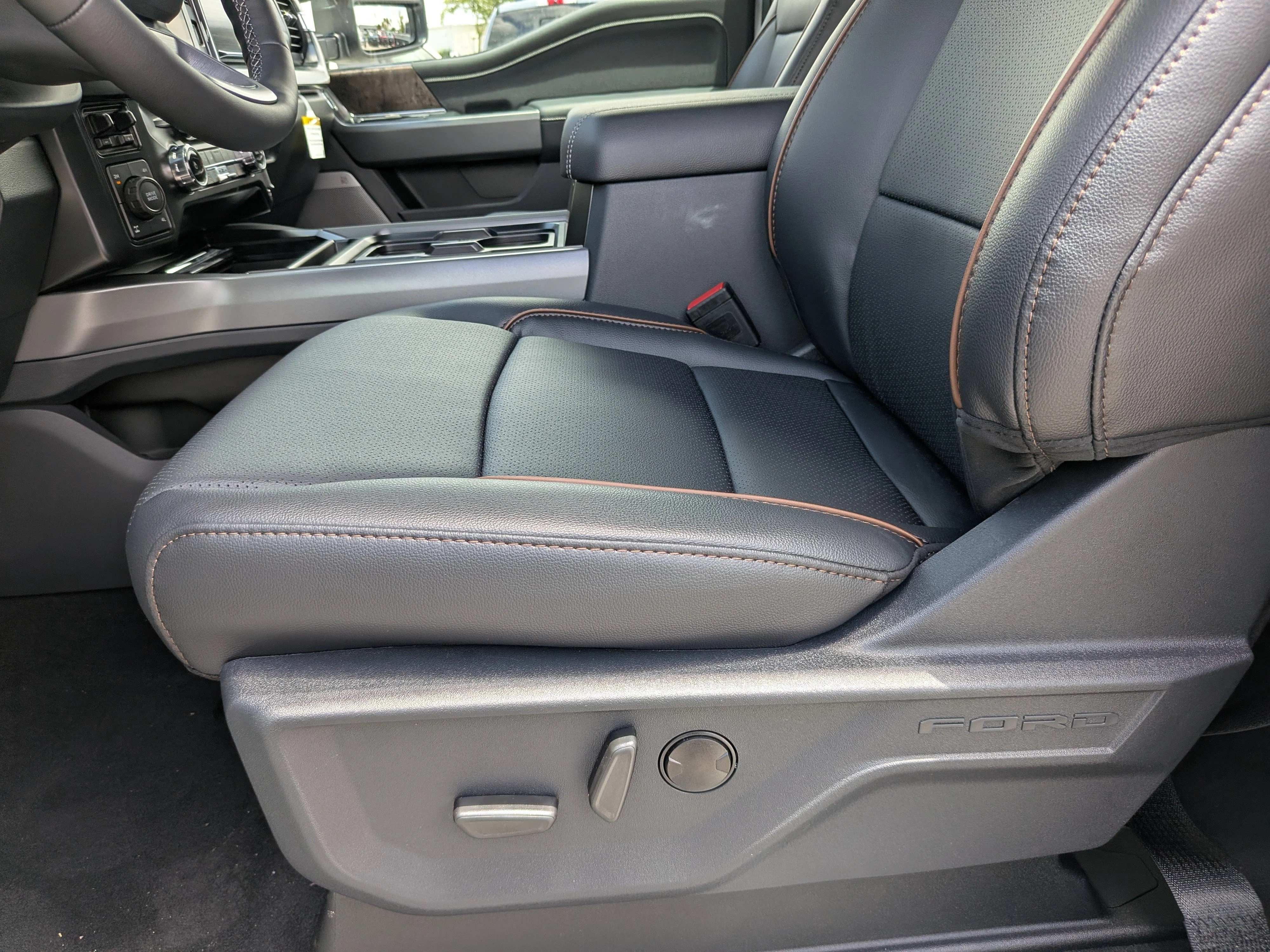 New 2026 Star White Metallic Tri-Coat Ford F-250® Lariat® image 21