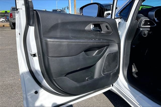 New 2026 Chrysler Pacifica Select 4D Passenger Van