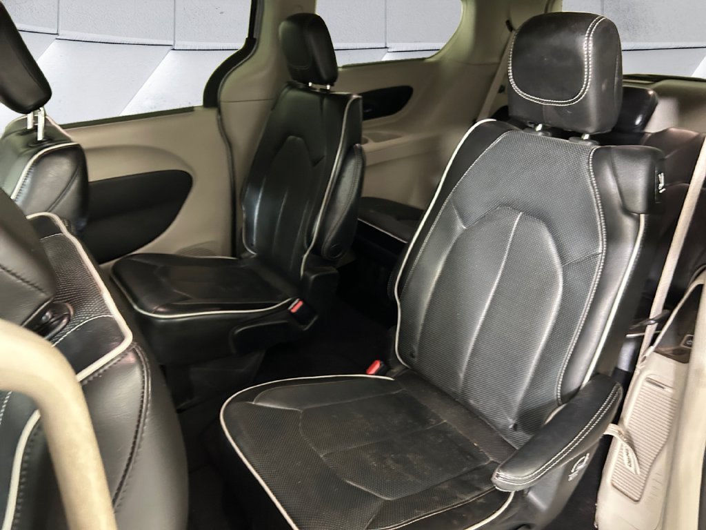 Used 2022 Silver Chrysler Limited image 18