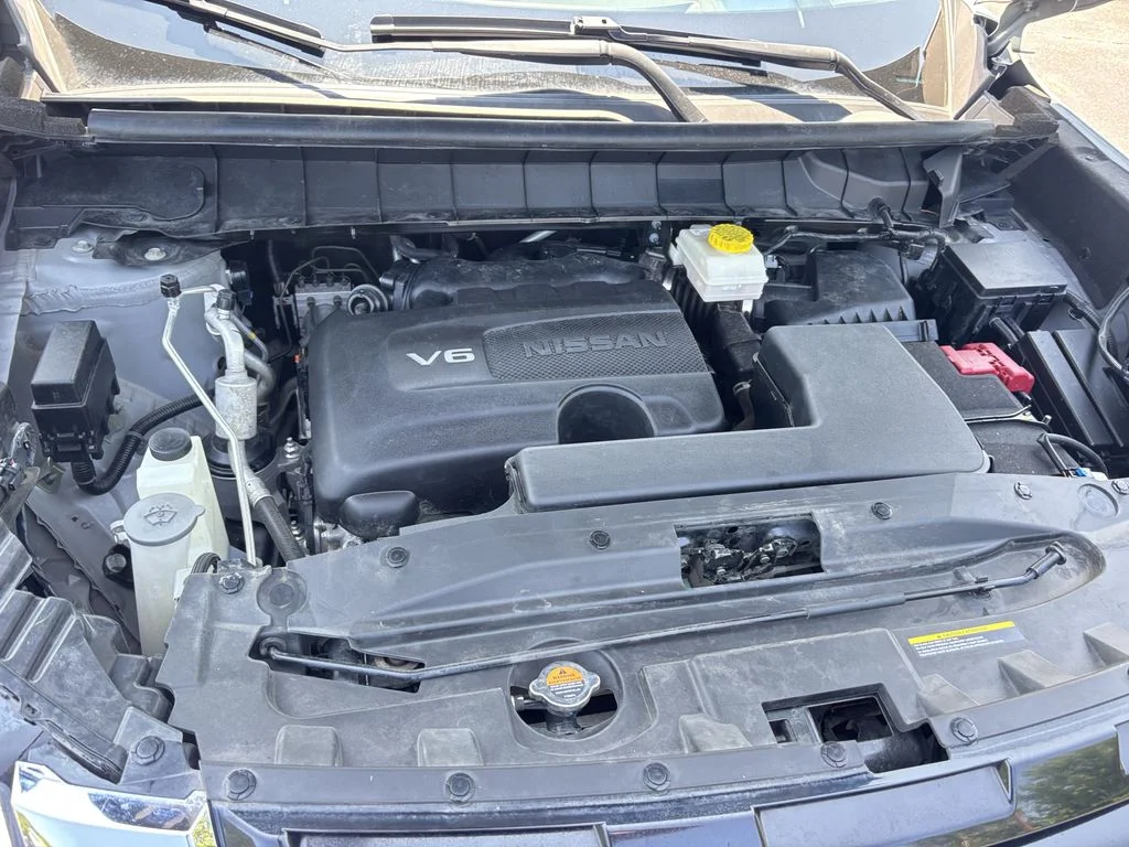 Used 2023 Silver Nissan Platinum image 12