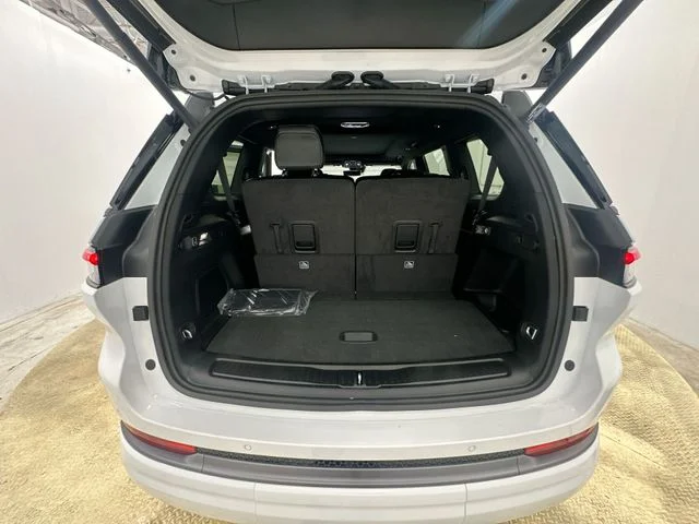 New 2026 Bright White Clear-Coat Exterior Paint Jeep Limited Reserve image 22
