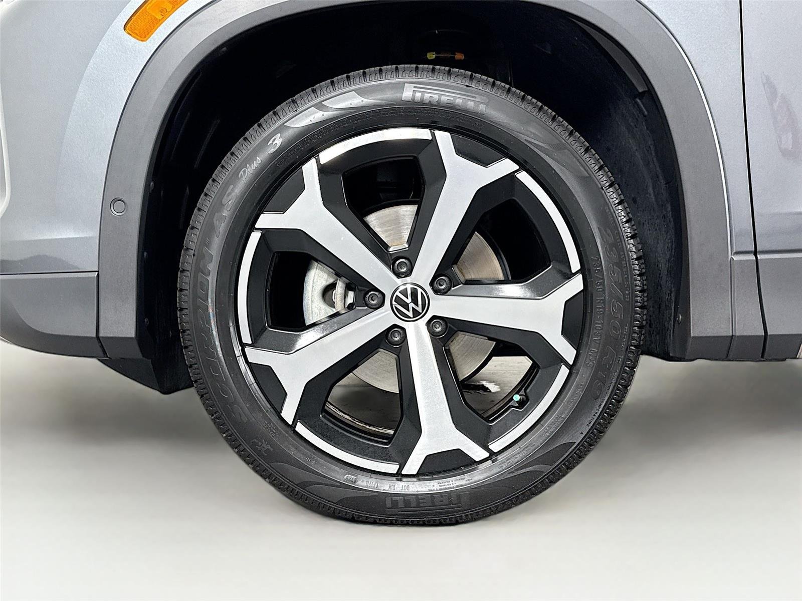 Used 2025 Platinum Gray Metallic Volkswagen SE image 43
