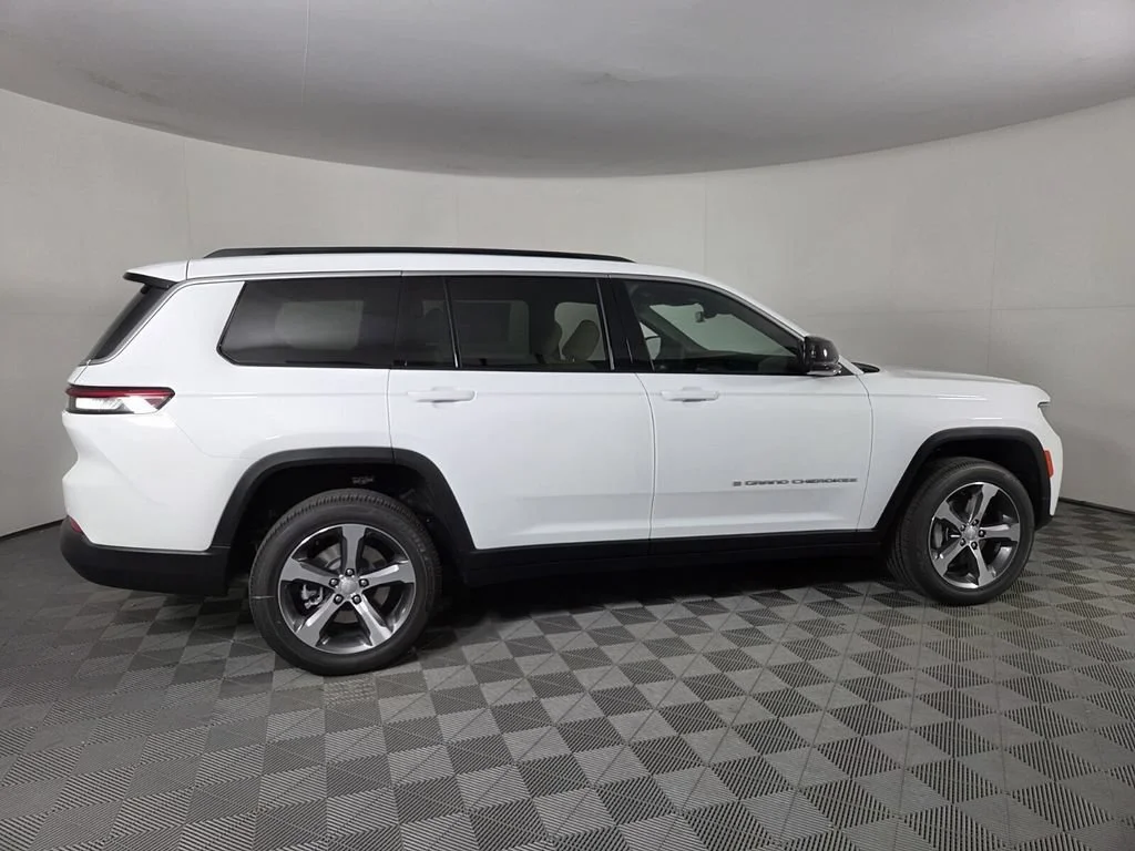 New 2026 Bright White Clear-Coat Exterior Paint Jeep Limited image 4