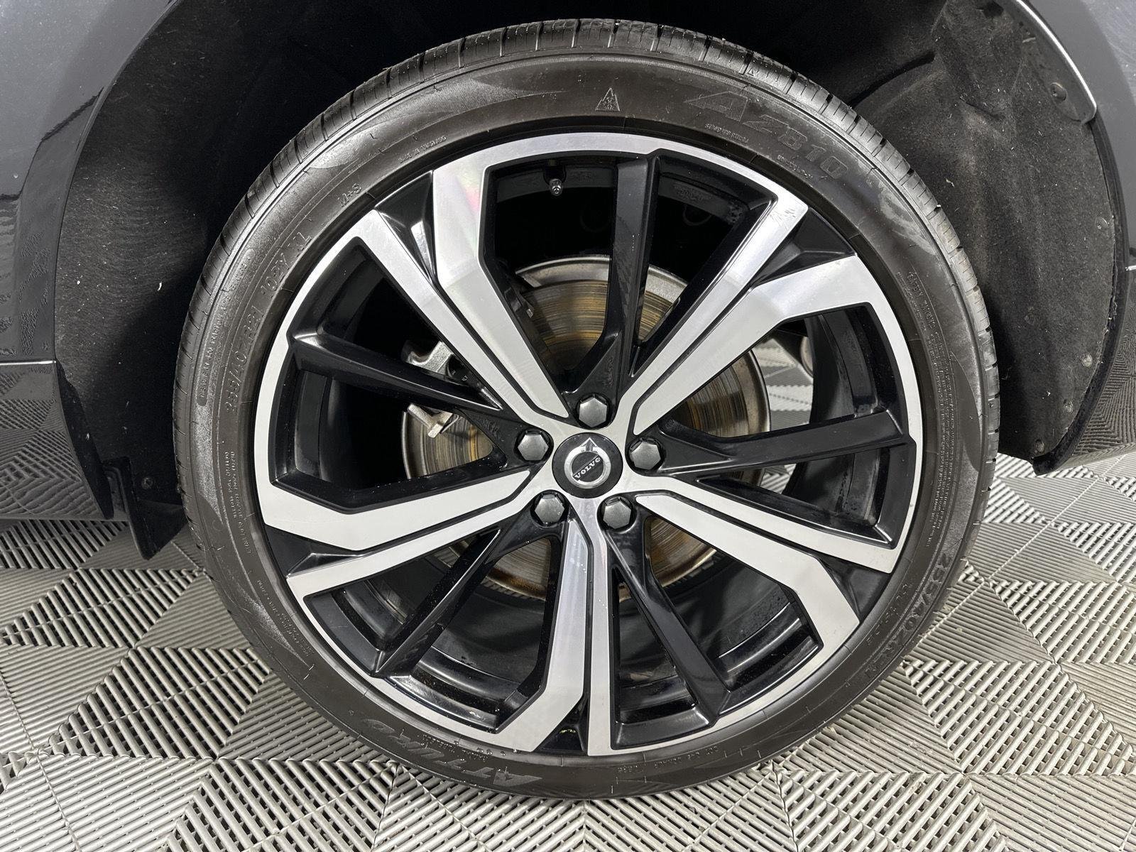 Used 2023 Onyx Black Metallic Volvo Ultimate Dark Theme image 6