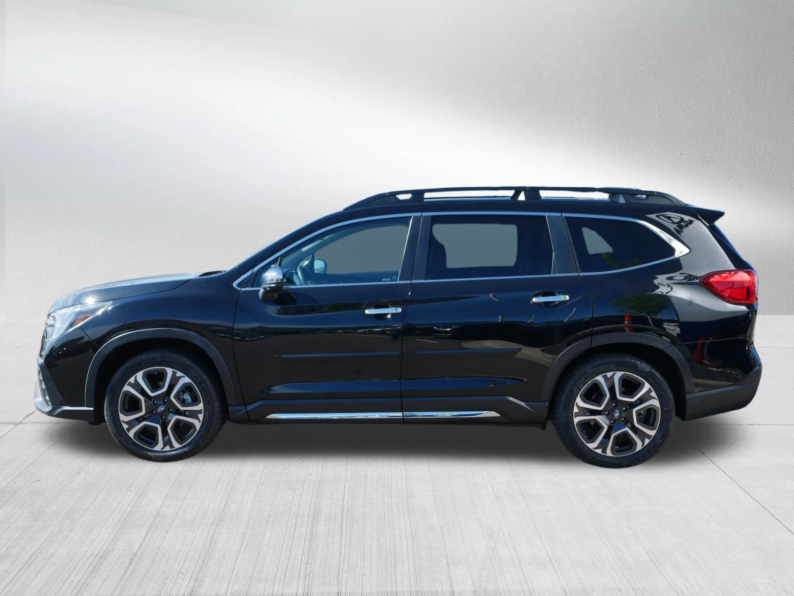 Used 2023 Crystal Black Silica Subaru Touring image 4