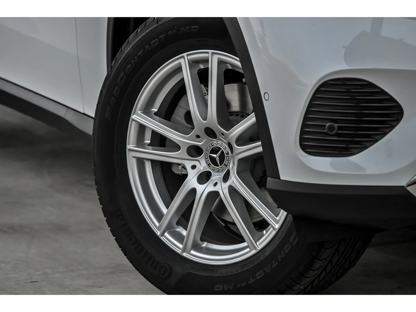 New 2026 MANUFAKTUR Moonlight White Metallic Mercedes-Benz GLC 300 image 50