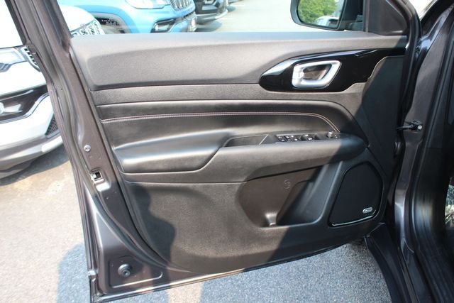 Used 2022 Gray Jeep Latitude image 20