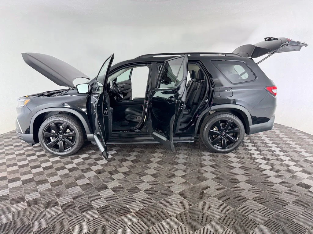Used 2024  Honda Touring image 16