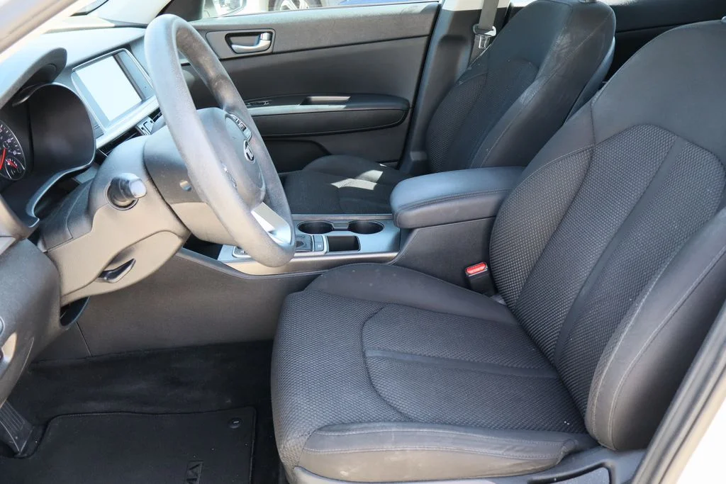 Used 2019 White Kia LX image 21