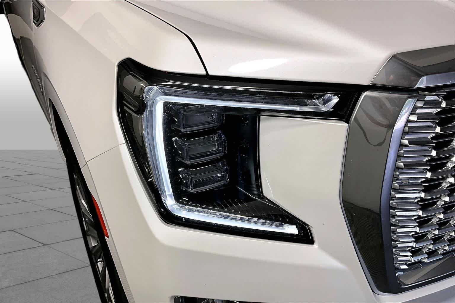 Used 2021 WHITE FROST TRICOAT GMC Denali image 27