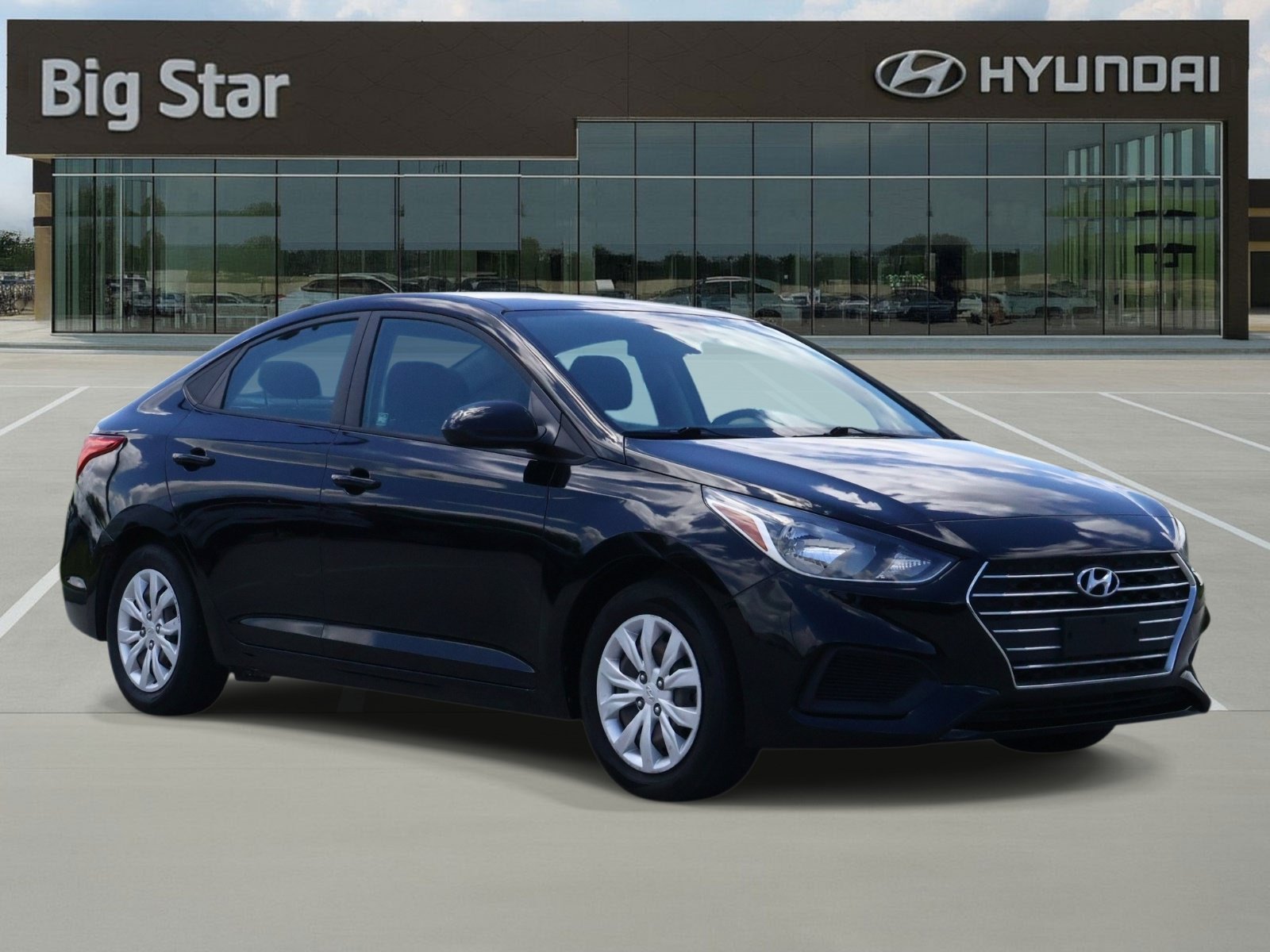 Used 2022 Absolute Black Hyundai SE image 6