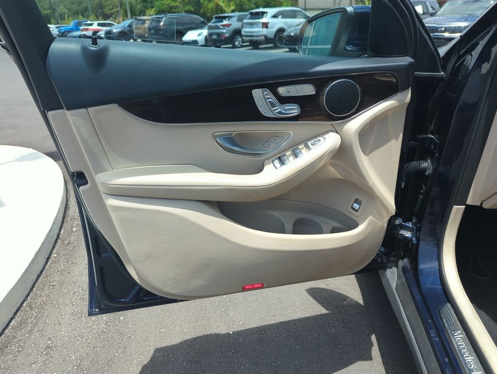 Used 2022  Mercedes-Benz GLC 300 image 18