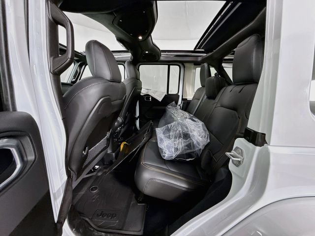 New 2026 Bright White Clear-Coat Exterior Paint Jeep Sahara image 25