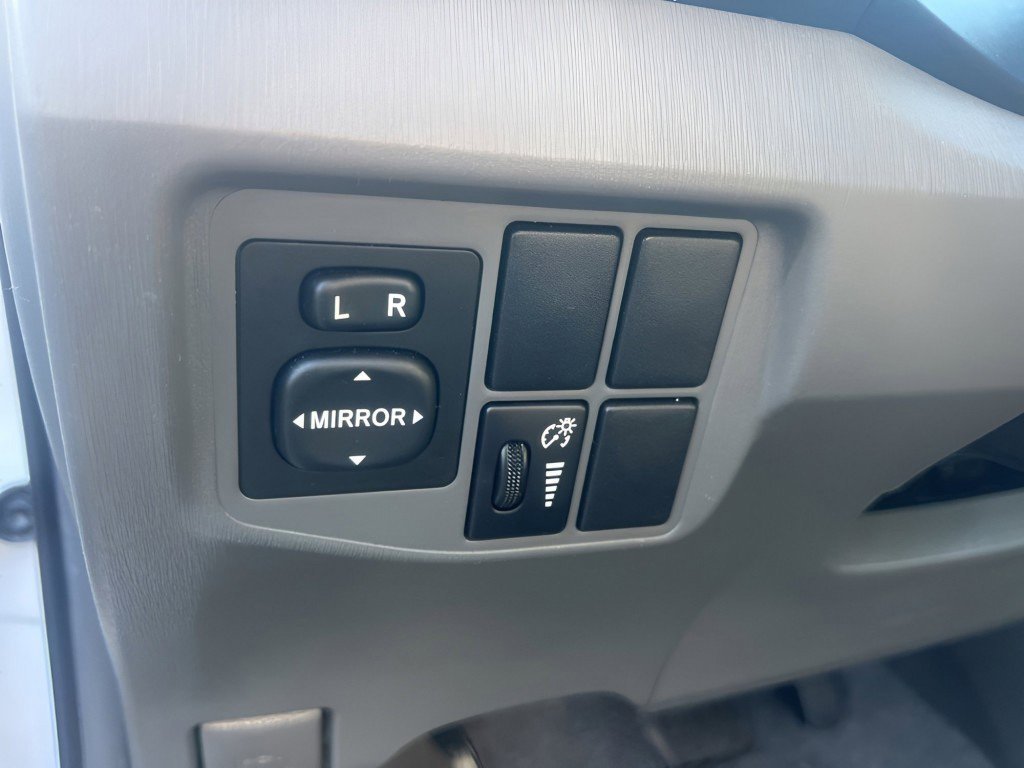 Used 2010 White Toyota V image 14