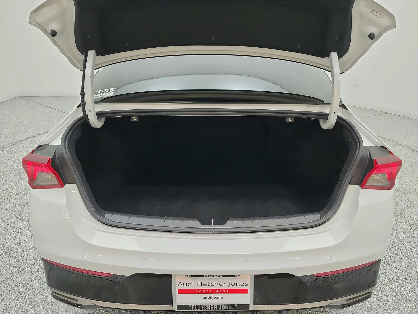 Used 2023 Glacial White Pearl Kia LXS image 18