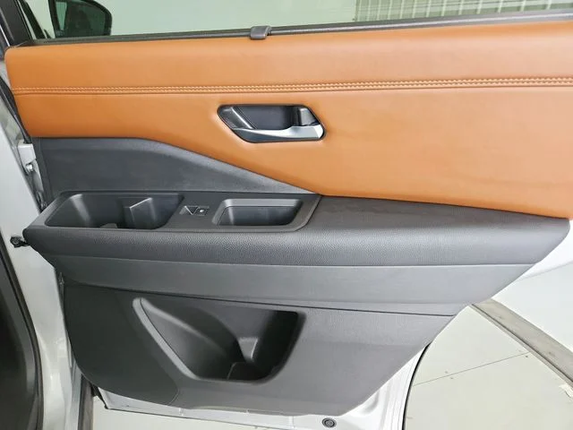 Used 2025 Silver Nissan Platinum image 55