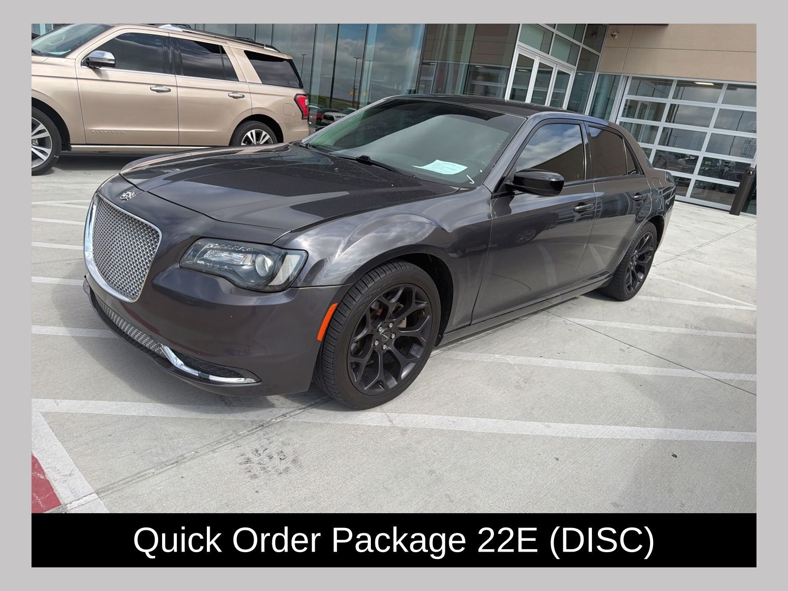 2019 Chrysler 300 Touring's photo
