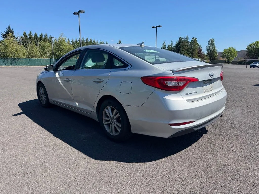 Used 2017 Silver Hyundai Base image 5