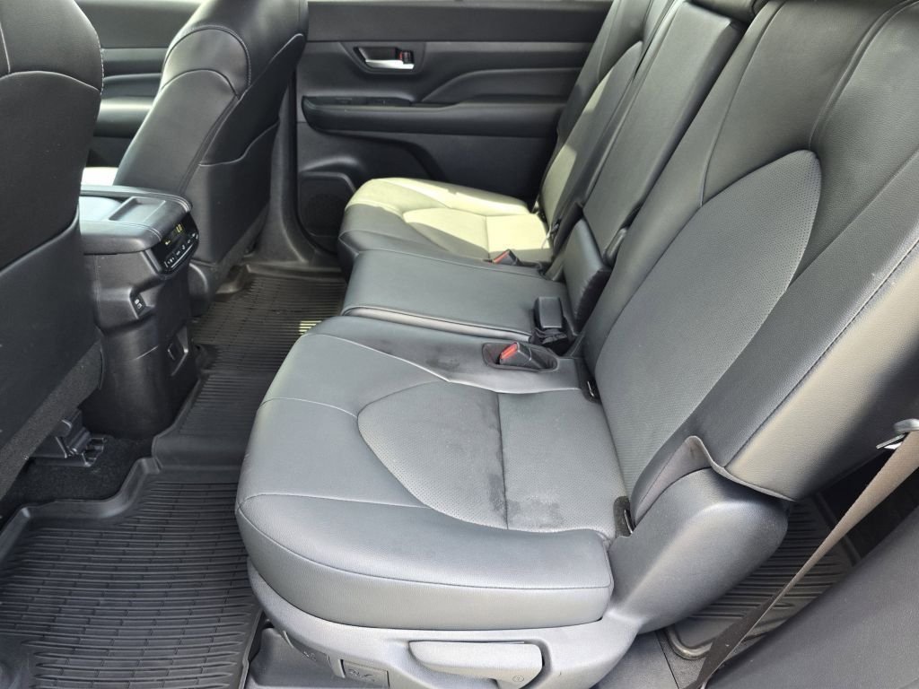 Used 2024 Wind Chill Pearl Toyota XLE image 28