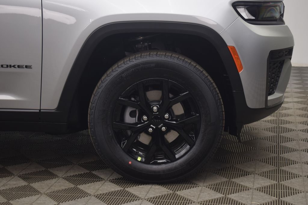 New 2026 Silver Zynith Exterior Paint Jeep Altitude image 6
