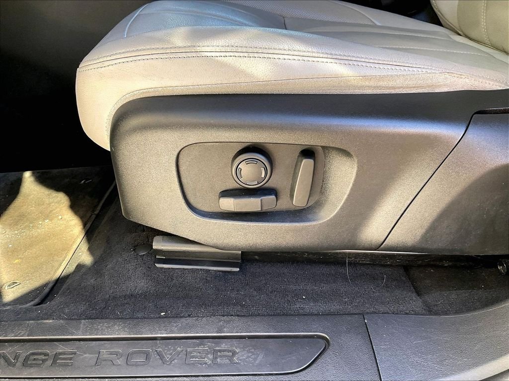 Used 2020 White Land Rover SE image 27