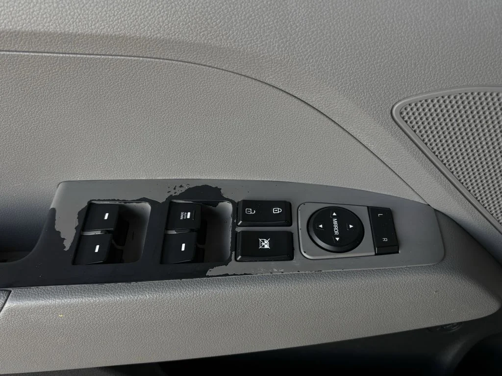 Used 2020 Red Hyundai SE image 39