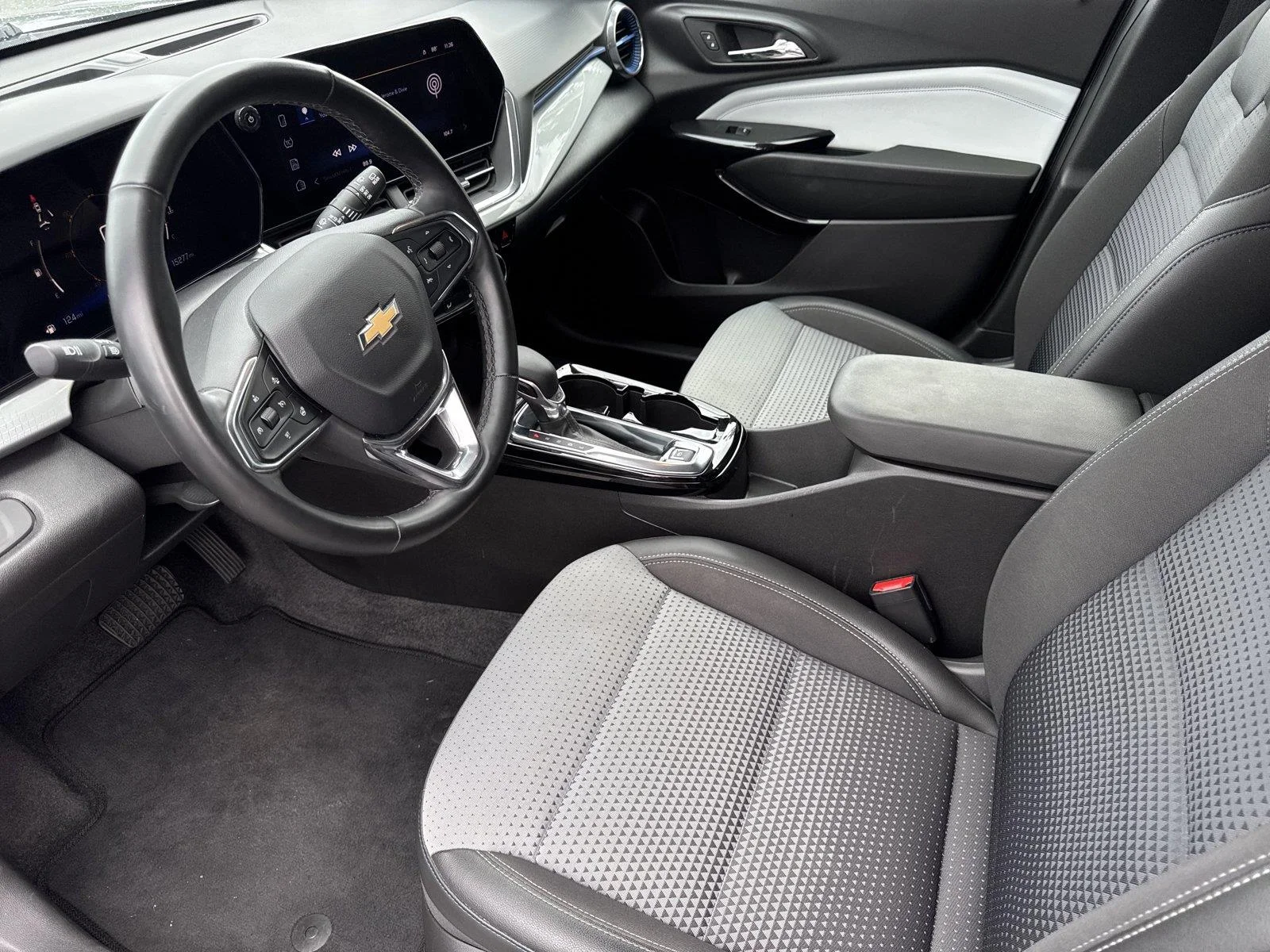 Used 2025 Sterling Gray Metallic Chevrolet LT image 9