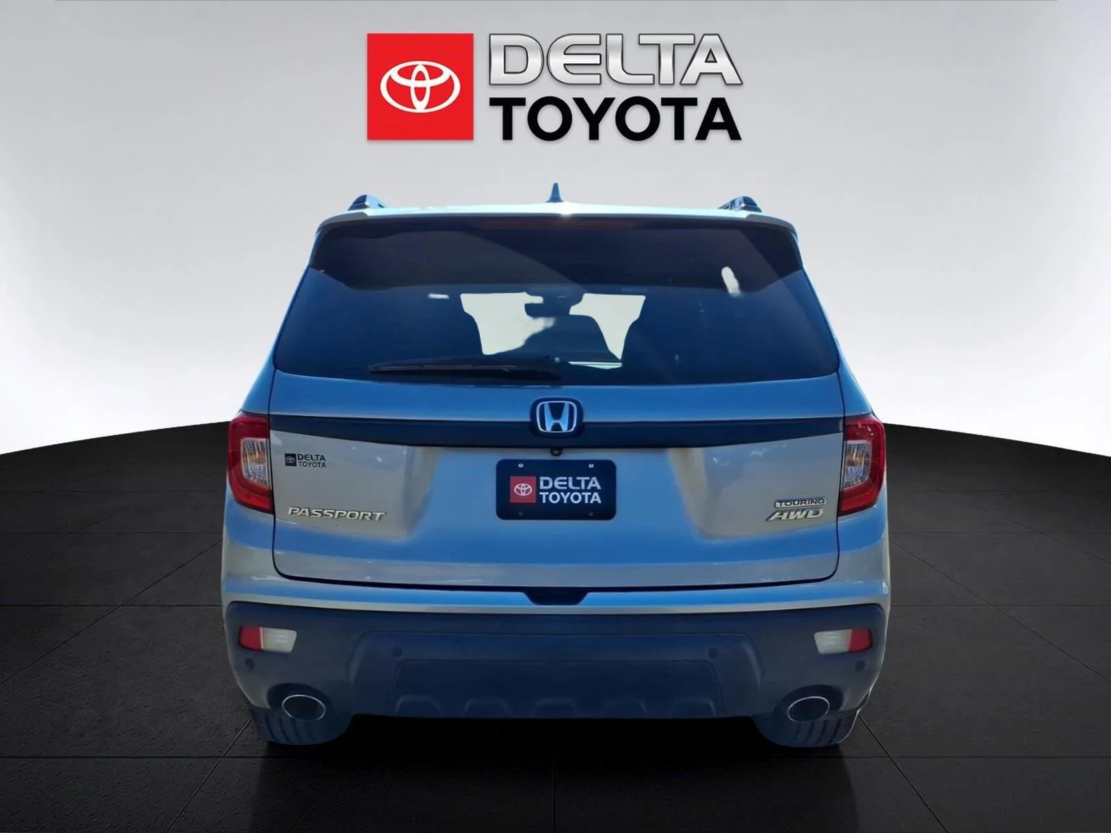 Used 2019 Lunar Silver Metallic Honda Touring image 4