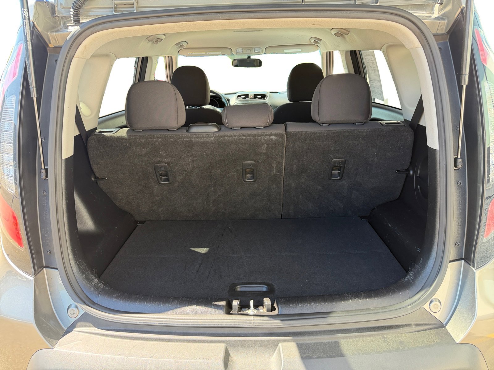 Used 2015 Titanium Gray Kia Base image 33