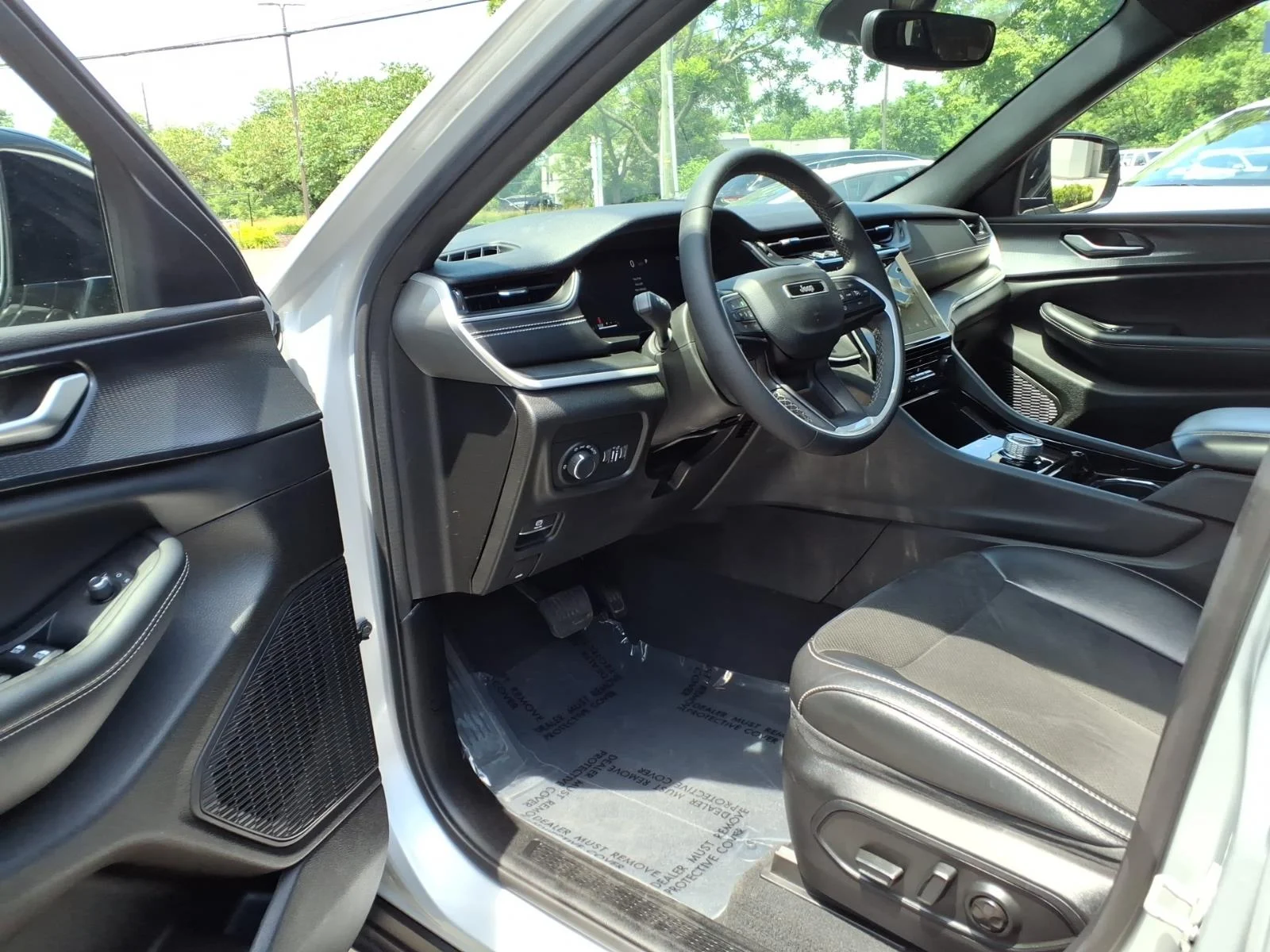 Used 2023 Silver Zynith Clear Coat (pse) Jeep Altitude image 15