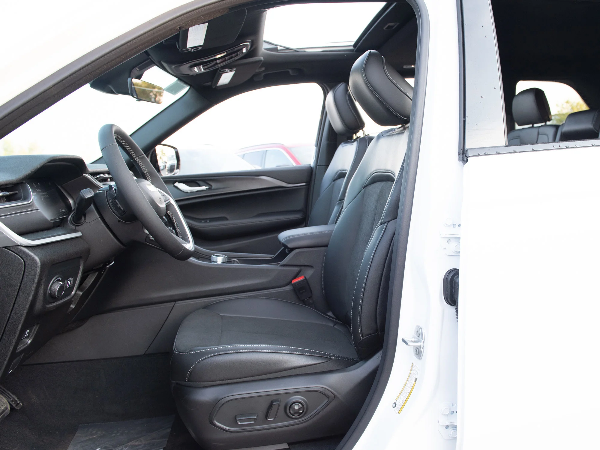 New 2025 White Jeep Altitude* 4x4, Sunroof, Trailer Tow Pkg, Wireless Charging Pad image 18