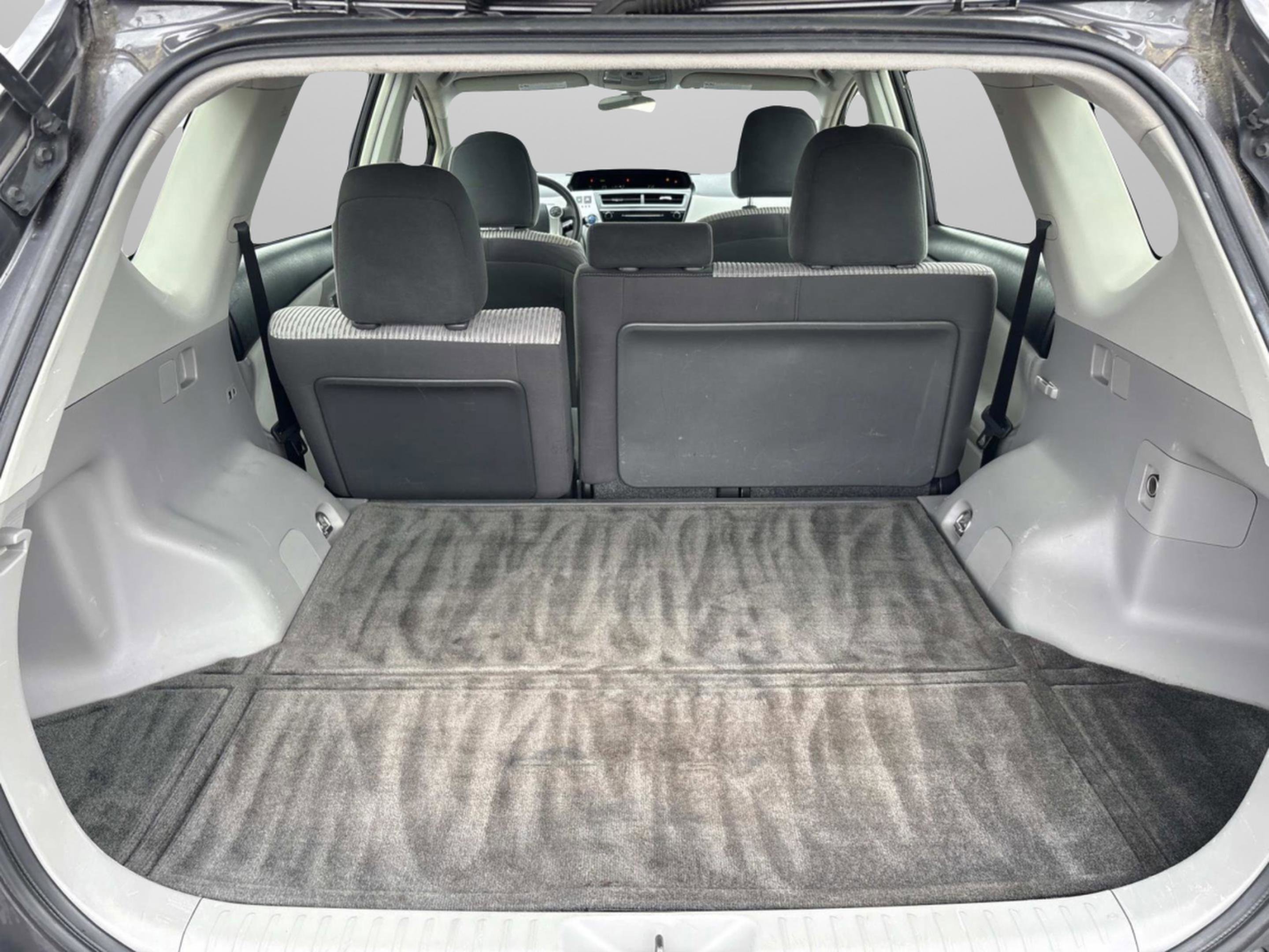 2016 Toyota Prius v Five - Photo 13