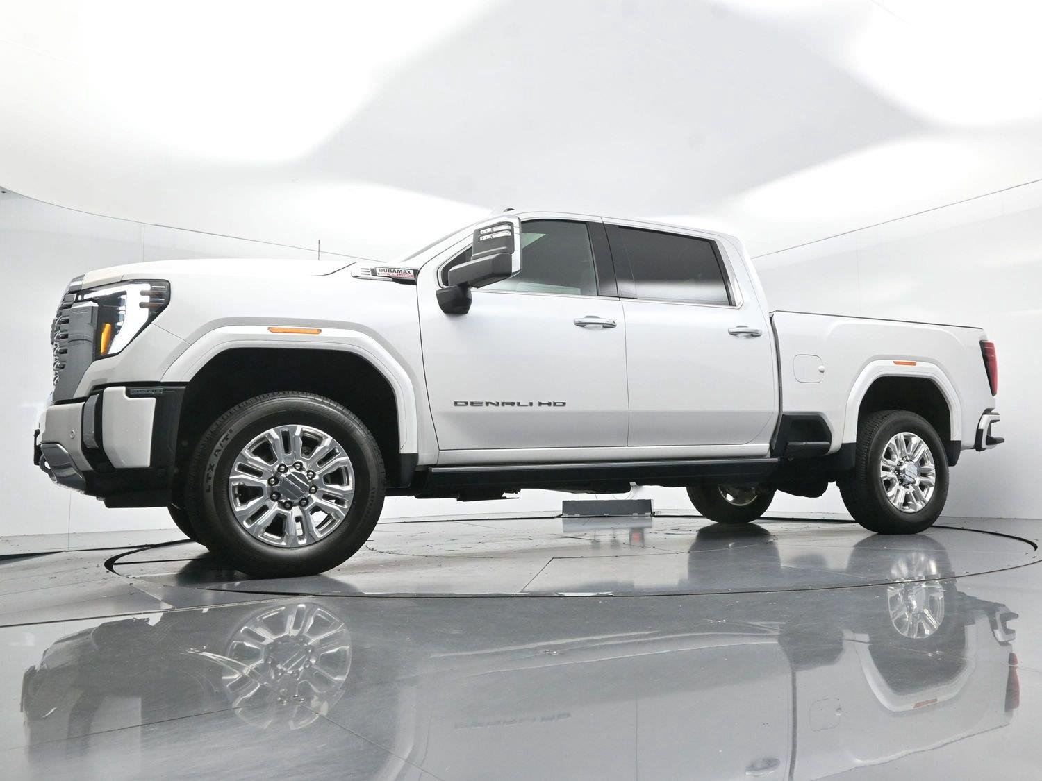 Used 2025 White Frost Tricoat GMC Denali image 44