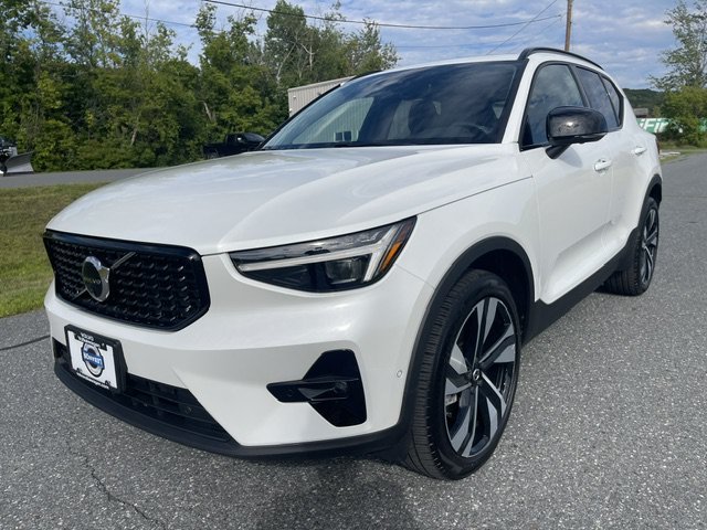 Used 2025 White Volvo Plus Dark Theme image 1