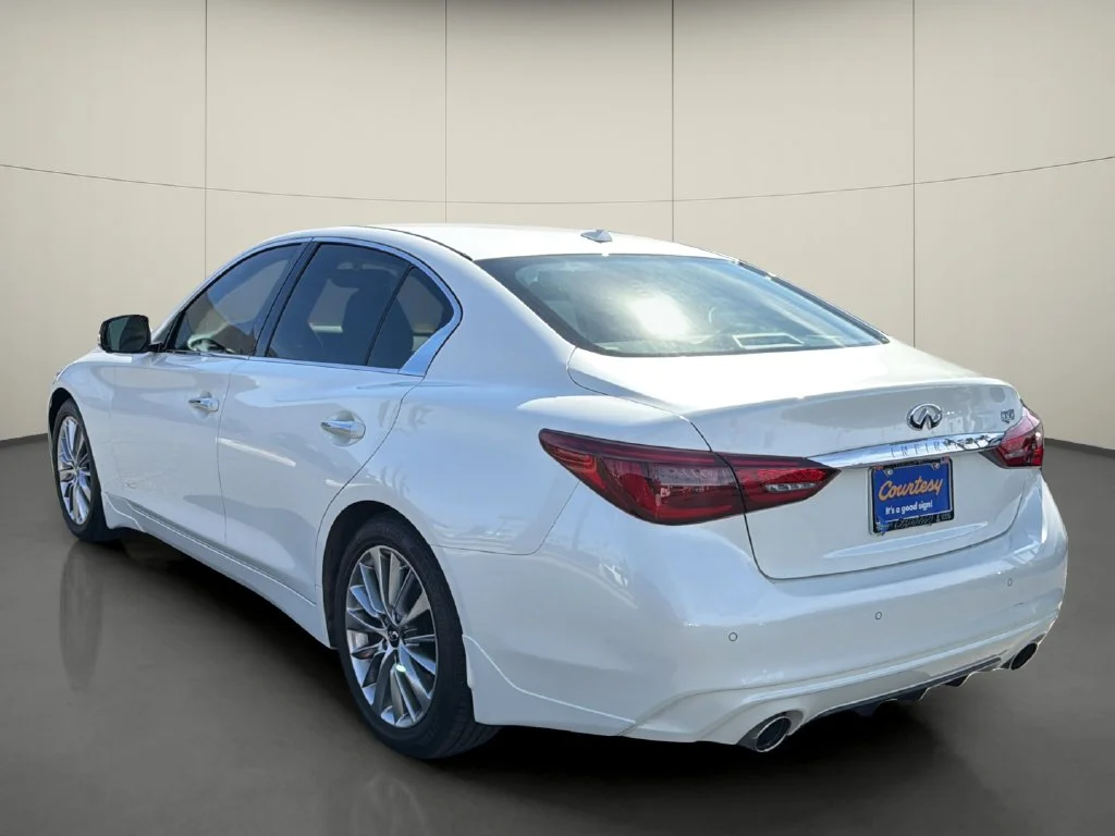 Used 2023 White INFINITI LUXE image 5