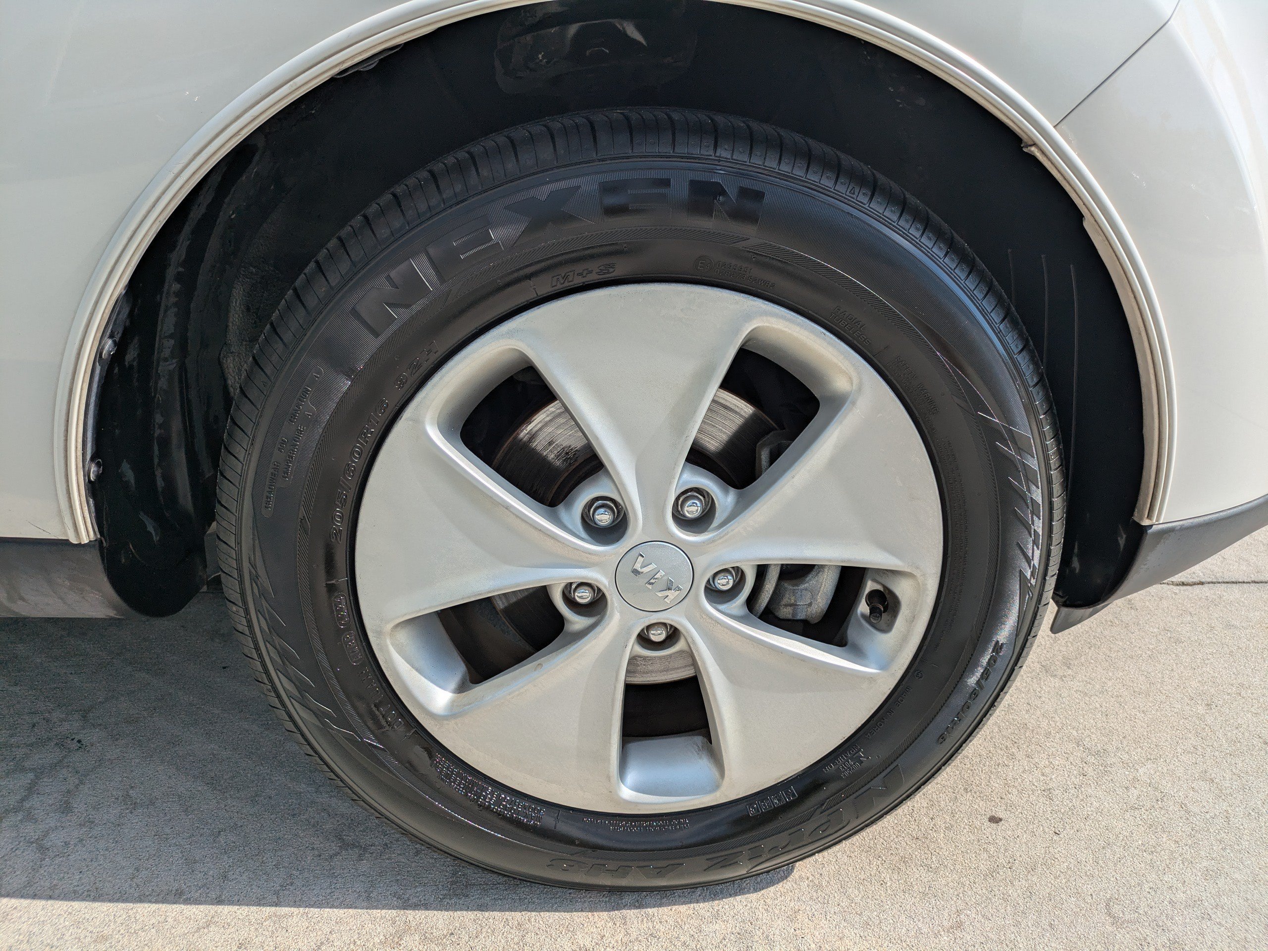 Used 2016 Clear White Kia BASE image 9