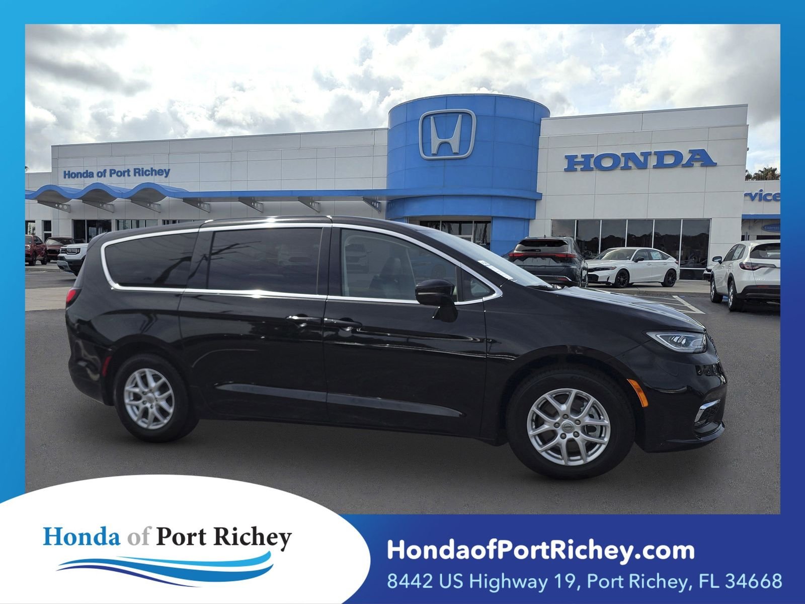 2024 Chrysler Pacifica Touring L's photo