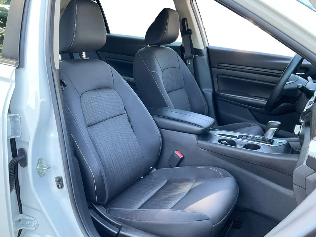 Used 2025 White Nissan 2.5 SV image 27