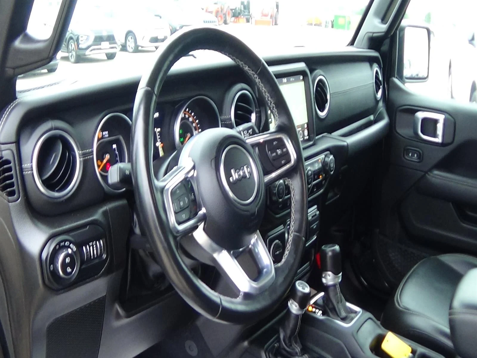 Used 2022 Black Clear Coat (px8) Jeep Overland image 18