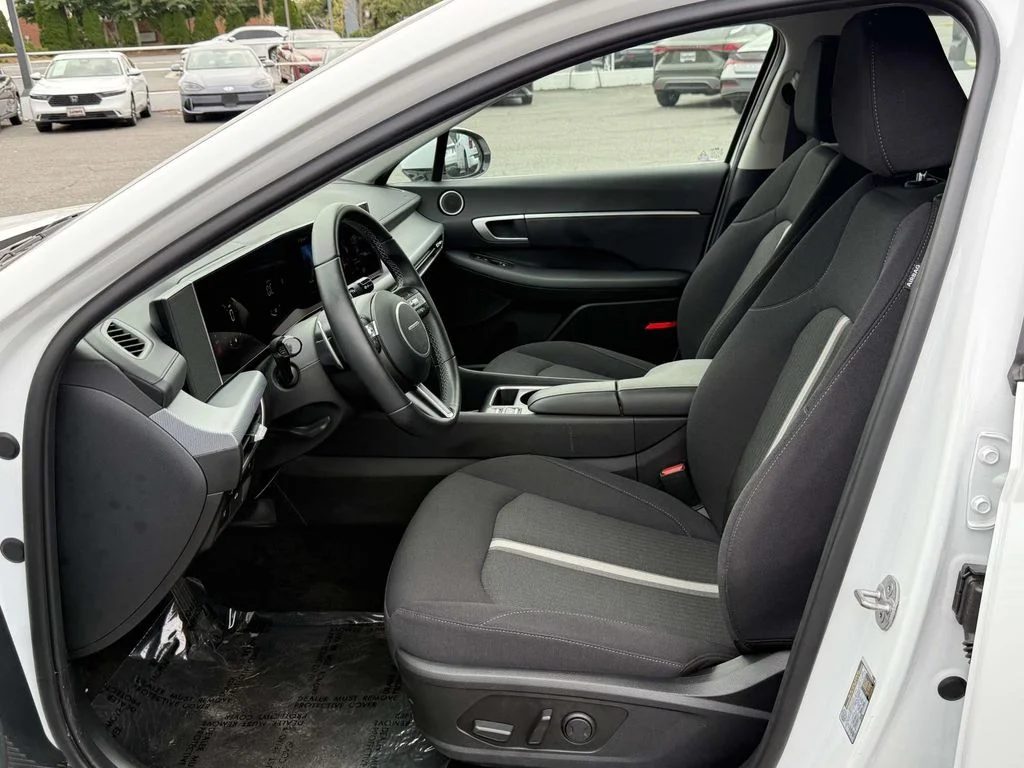 Used 2025 White Hyundai SEL image 13