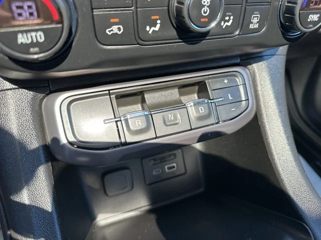 Used 2021 White GMC AT4 image 24