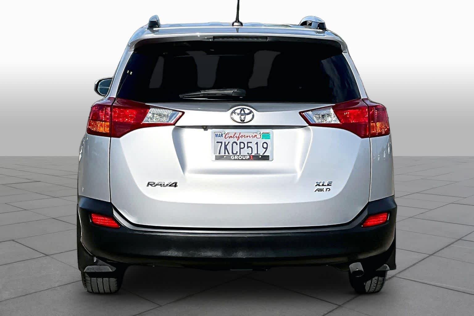 Used 2015 Classic Silver Metallic Toyota XLE image 4
