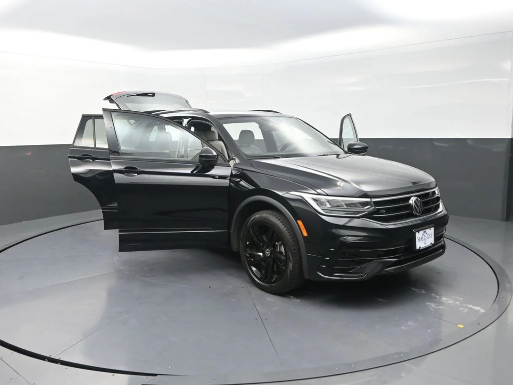 Used 2024 Black Volkswagen 2.0T SE R-Line Black image 29