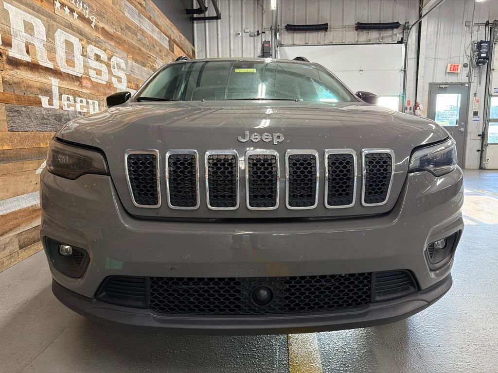 Used 2022 Gray Clearcoat Jeep Latitude Lux image 4