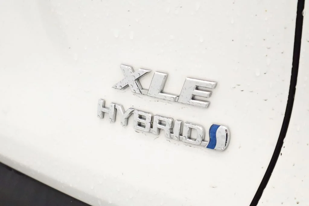 Certified Used 2022 White Toyota XLE image 19