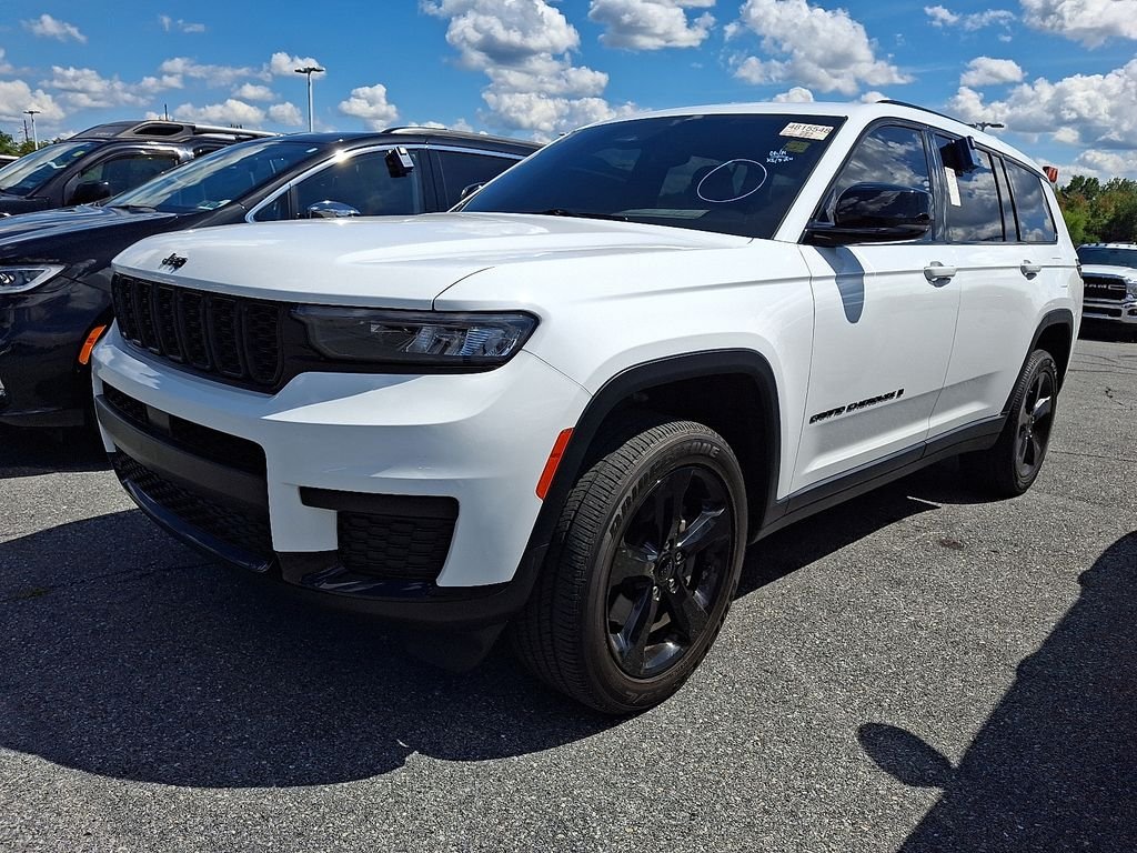 Used 2023 White Jeep Altitude image 3