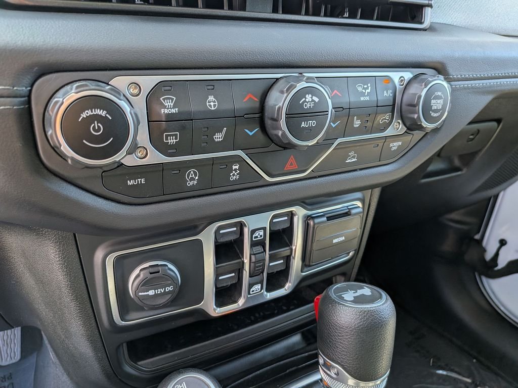 2025 Jeep Wrangler 4-Door Sahara - Photo 22